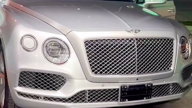 宾利安装防拆抗屏蔽GPS定位防盗系统，开启屏蔽器自动锁车，换卡、抠卡、干扰锁车报警到手机。嵌入超小抗