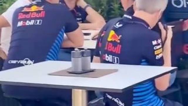 #2024f1澳大利亚大奖赛 开赛前维斯塔潘和霍纳一直在热聊，记者们围在外面拼命拉镜头，个个都恨不得