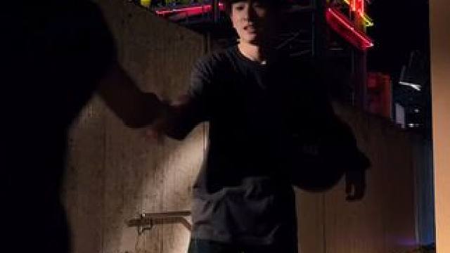 深夜，这群人竟然在街头#freestylebattle #花式篮球 #夜拍