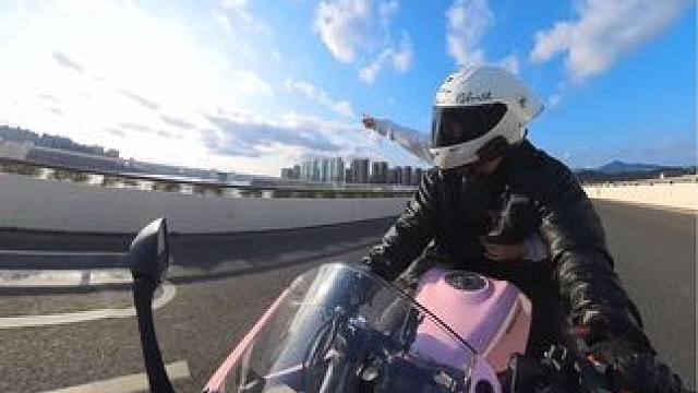 骑着自己心爱的摩托车 和彼此相爱的人一起看日落 看风景真的很幸福#机车 #情侣 #赛250