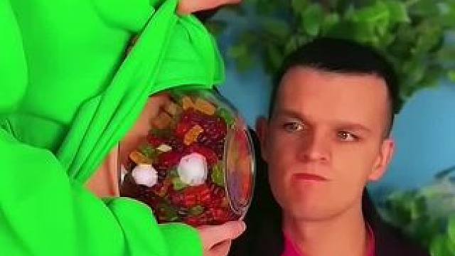 美女假装孕妇藏软糖，没想到被保安一眼识破！#看一遍笑一遍 #意想不到的结局 #这操作都看傻了 #老外