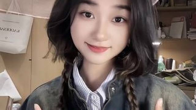 #你看镜头的那瞬间有点甜 #笨蛋美女 #这个手势舞甜度超标了 #手势舞 #甜妹  活跃一下