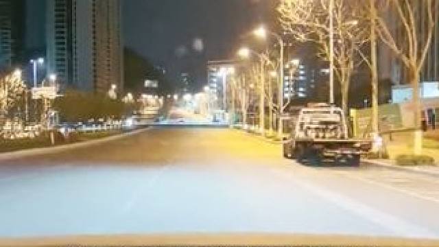 你也睡不着么？是睡不着还是舍不得睡？ 越来越喜欢深夜了，这个时刻，足够静、足够慢、足够放空、足够自由