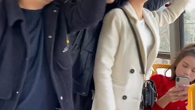 抱孩子的也凑热闹[捂脸]