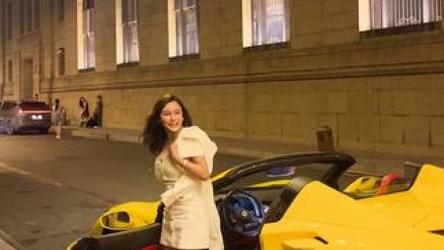 偶遇18岁汤臣一品白富美开法拉利f8来和平饭店吃夜宵，自己亲自从车里下来，身材气质真的太好了，她脚上