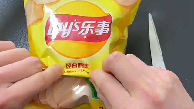 |||吃薯片不脏手的方法，再也不用吮手指啦