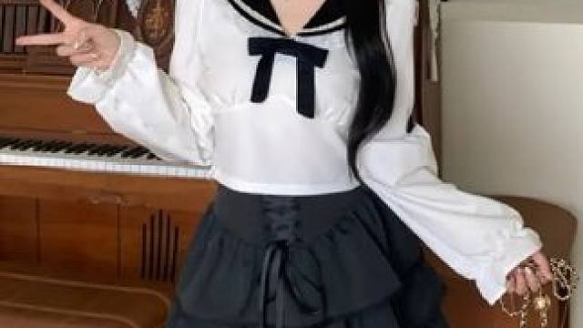 姐妹们！开学都去穿这套减龄学院风套装！上身妥妥元气少女呀！短款蝴蝶结上衣搭配高腰蓬蓬裙！上身遮肉显瘦