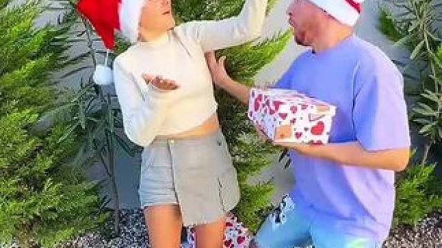 圣诞树上的小球被偷，男子一招机智化解危机！#看一遍笑一遍 #意想不到的结局 #万万没想到 #老外真会