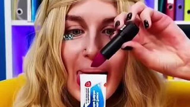 为了能顺利进入教室，把口红放进牙膏盒里！#意想不到的结局 #这操作都看傻了 #沙雕