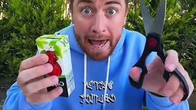 喝果汁发现的大秘密，结局真是让人太意外了！#看一遍笑一遍 #意想不到的结局 #老外真会玩 #沙雕老外