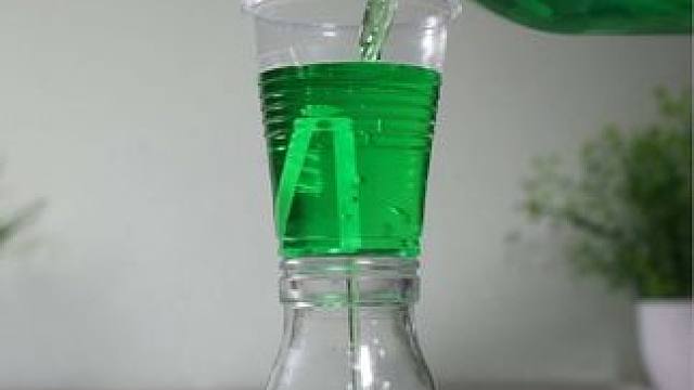 想要倒更满，可结果是得不偿失..原来这就是公道杯的神奇之处…#物理启蒙 #科学小实验 #公道杯 #小