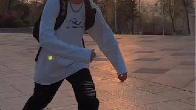 出来骑车呀 教你玩滑板
#机车 #滑板 #风和自由