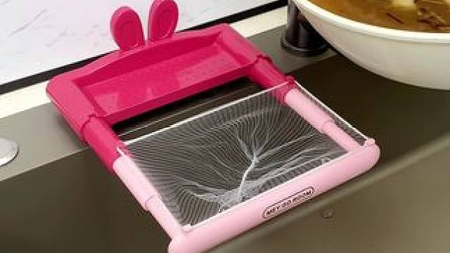 水槽边安一个#兔耳沥水网架真的太方便了，饭剩菜往里一倒，轻松沥水，漏水口不会堵塞，也不用去抠了，这个