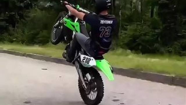 兄弟们你们要的大型翻车现场来了。 #每个男人都有一个机车梦#身体和灵魂总有一个在路上 #玩的就是心跳