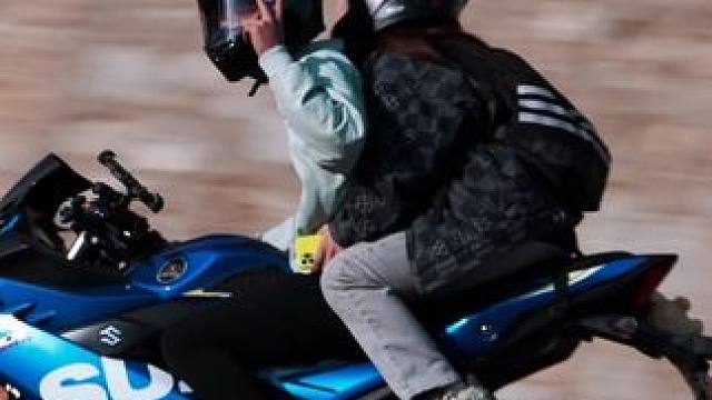 汽车拐弯借道超车 铁子们跑山注意安全#骊山追焦 #机车摄影 #西安女骑 #跑山压弯 #摩托车