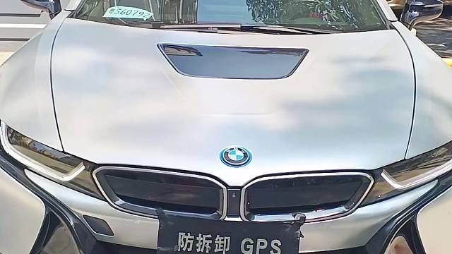 宝马i8安装防拆抗屏蔽GPS定位防盗系统，开启屏蔽器自动锁车，换卡、抠卡、干扰锁车报警到手机。嵌入超