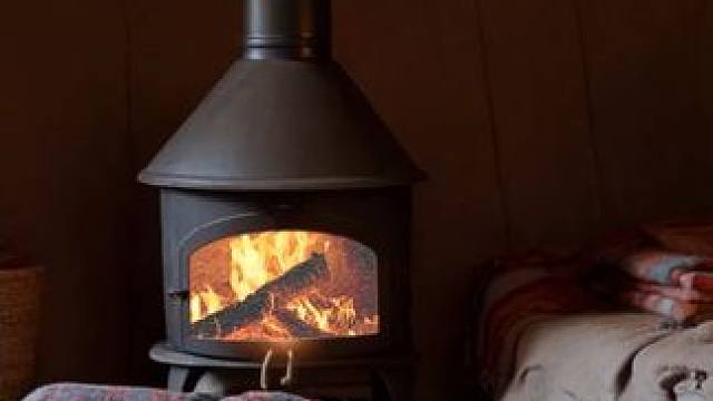 在一个温暖的小土屋里，度过寒冷的暴风雪天，炉火燃烧，风雪声 #白噪音 #助眠声音 #睡眠音乐 #催眠