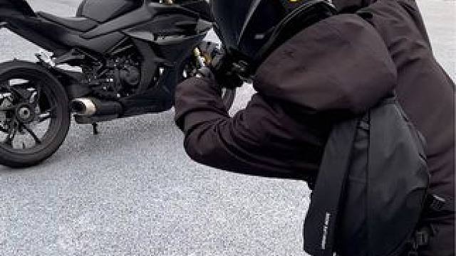 我一整天的快乐就是，一车，一盔，一手套，一包香烟，和50块油
#机车 #450srs #快乐就这么简