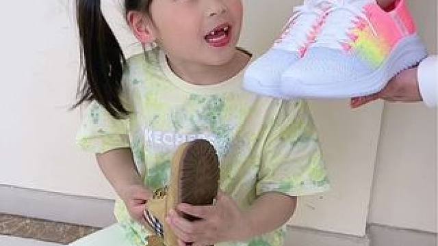 妈妈带娃绝对有一手！
#一秒闪穿挑战#斯凯奇儿童闪穿鞋#斯凯奇儿童#一脚蹬#薄荷曼波