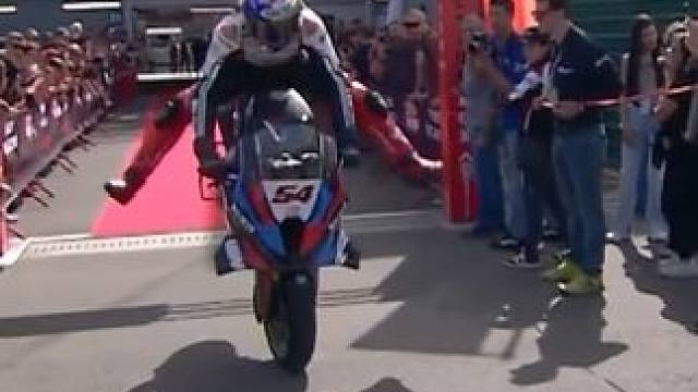 #wsbk 拉格里奥卢拿下杆位#宝马m1000rr #专业动作请勿模仿 #摩托车比赛