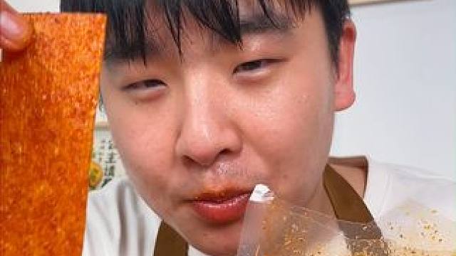 这个魔鬼辣条真是太辣了，但是是越嚼越香，越吃越过瘾的那种！#追剧小零食 #辣条 #零食推荐