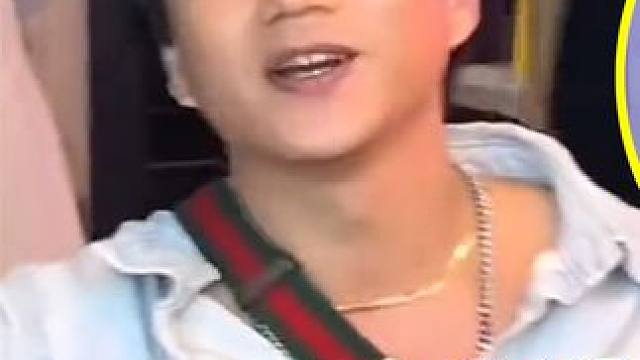 路边小摊偶遇“黄家驹”？小伙兴起随便一唱，竟让全场热泪盈眶！ #黄家驹  #素人  #清唱  #音乐