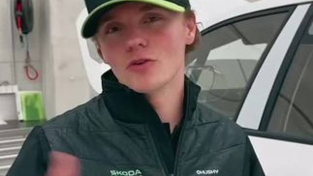 小索伯格介绍他的WRC赛车斯科达Fabia RS里面的防撞油箱，这个油箱体积很大，被放在了一个不一样