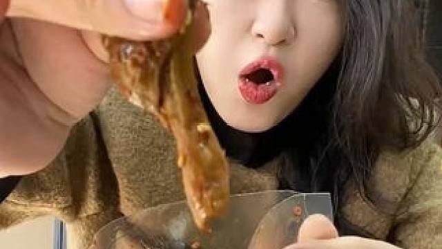 湖南的零食也太辣了吧！！这个香辣鸭脆肠QQ弹弹！卤的也相当入味,太过瘾了！！#鸭肠#解馋小零食