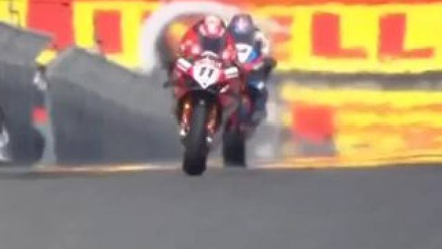 wsbk 54号拉格里奥卢 排位赛弯道和杜卡迪教书科级别的对决…看着热血沸腾…#专业动作请勿模仿 #