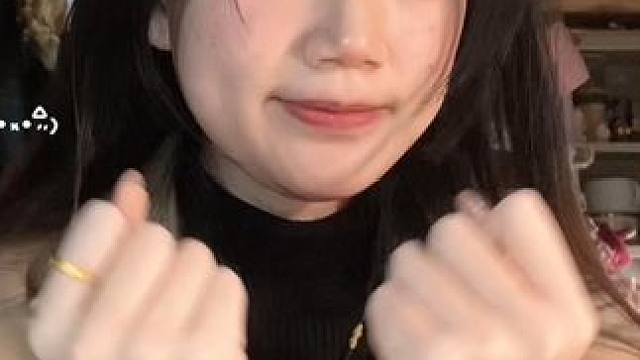 快看，这有一只快乐小狗#腼腆害羞内向社恐文静小女生 #女大学生 #座机画质 #发疯日常 #突然出现