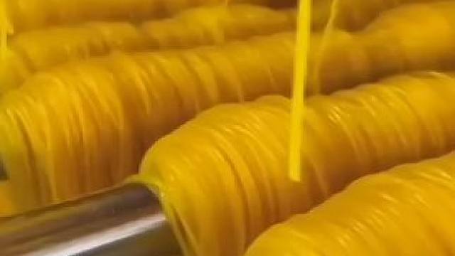 纯玉米面条，粗粮细作，筋道爽滑，老人小孩都爱吃#粗粮 #玉米面条#优质农产品
