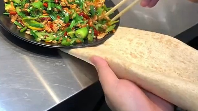 哪有这样卷煎饼的