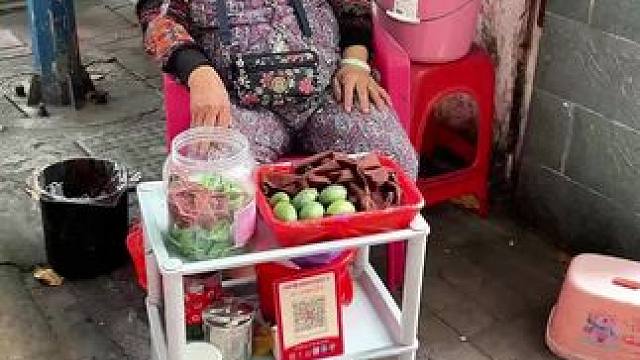 据说这是海南人自己的零食！海南菜市场的硬通货！奶奶说100岁都在吃！真的假的？#特色小吃 #地方特色