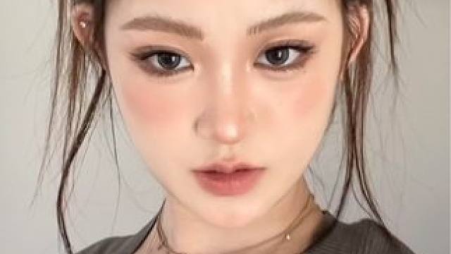 短脸姐妹还不知道扎发会更显脸小吗！！！#发型教程 #扎发教程 #鸡毛毽子头