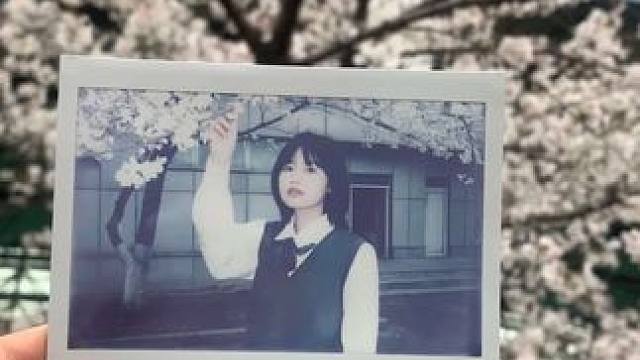 成像的那一刻值了！#樱花树下怎么拍出氛围感 #拍立得 #春天当然要拍花啦