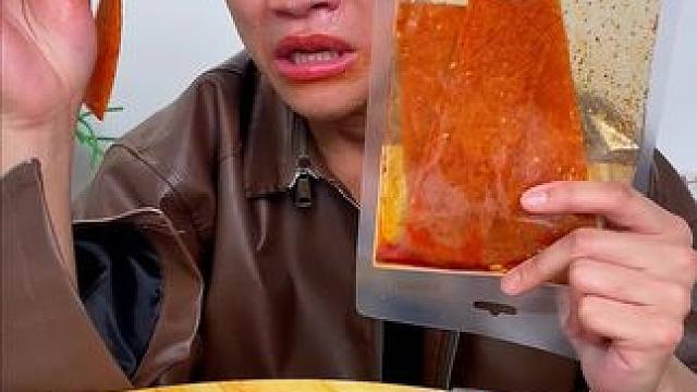 这个魔鬼辣条真是太辣了，能吃辣的赶紧来试试！#好吃到停不下来 #辣条 #零食推荐