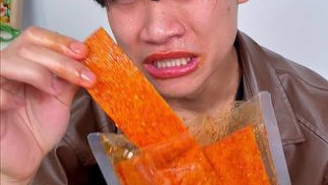 这个魔鬼辣条真是太辣了，能吃辣的赶紧来试试！#好吃到停不下来 #辣条 #零食推荐