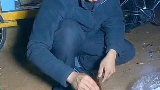 穷游东北晚上在海滩露营做饭吃，吹着海风听着海浪声入眠太解压了 #床车旅行 #穷游东北 #海滩露营 #