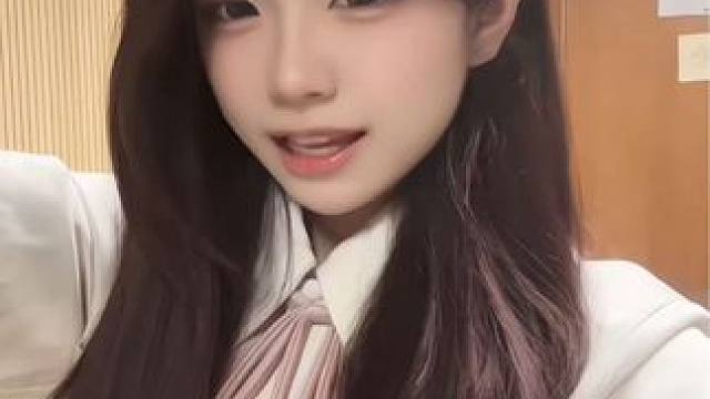 草莓牛奶味冰淇淋～#甜妹 #浅跳一下 #扭一扭 #手势舞 #笨蛋美女