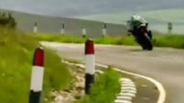 #专业动作请勿模仿 #摩托车比赛 #曼岛tt #滑胎过弯 #贴地飞行