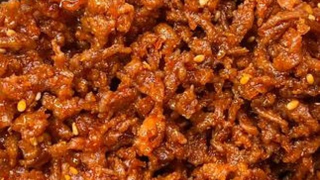 湖南平江的素牛肉干真的好吃，香香辣辣的，好吃到根本停不下来！ #辣条 #下饭神器 #好吃到停不下来