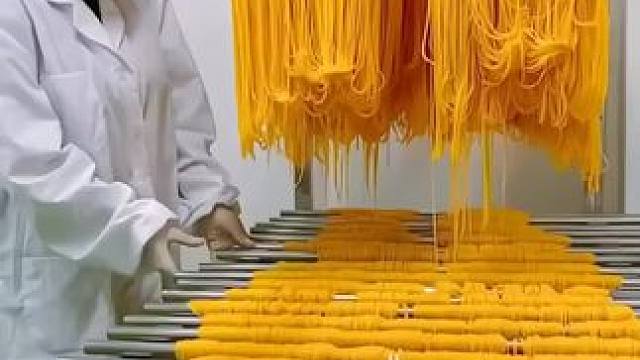 纯玉米面条，粗粮细作，筋道爽滑，老人小孩都爱吃#粗粮 #玉米面条#优质农产品