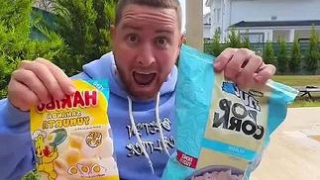 男子和妻子互相交换零食，没想到最后被套路了！#看一遍笑一遍 #万万没想到 #意想不到的结局 #老外真