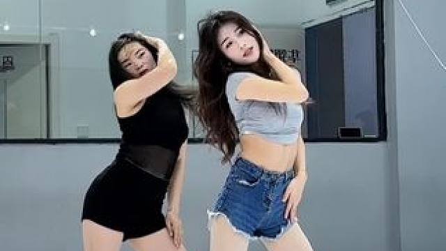 36岁的宝妈挑战舞蹈老师，大家觉得谁跳的更好呢 #性感舞蹈 #舞蹈 #成人零基础舞蹈培训