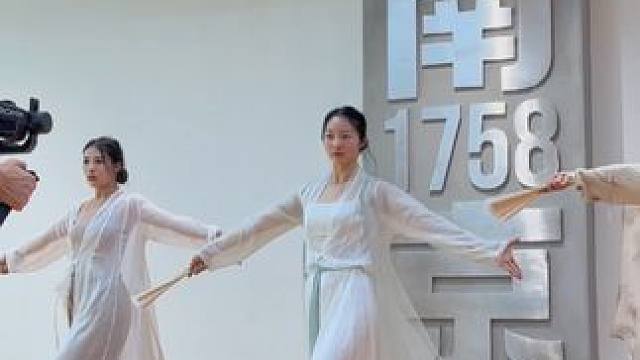 #古风舞蹈 #戴萍编舞 今天就是“苍白憔悴，伤横累累…”