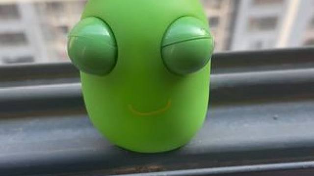 爆眼小菜虫，好玩到上瘾#解压玩具 #捏捏乐 #奇怪的捏捏玩具好好玩 #爆眼小菜虫 #玩个很新的东西