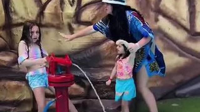 小美女娱乐被老妈阻止，这简直太不公平了！#看一遍笑一遍 #老外真会玩 #沙雕老外 #万万没想到 #意