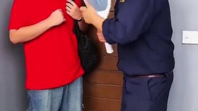 为了能把零食带进教室，男子和保安斗智斗勇！#看一遍笑一遍 #万万没想到 #意想不到的结局 #这操作都