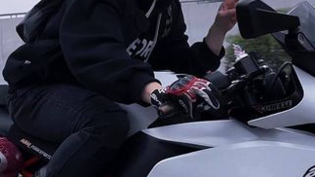 心动从第二眼开始
#机车 #氛围感 #感觉至上 #滑板