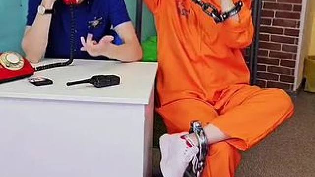 蒙面怪人扰乱保安打电话，全都是满满的套路！#看一遍笑一遍 #这操作都看傻了 #老外真会玩 #万万没想